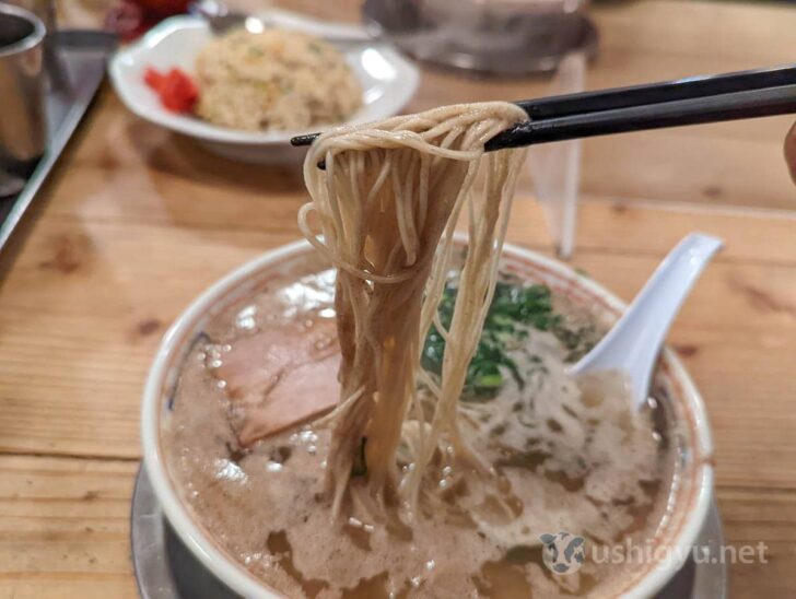 Ultra-thin noodles firmly bringing soup flavor to mouth