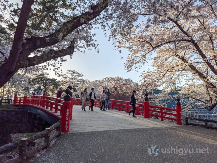 Not many people, easy to walk, perhaps due to times or weekday