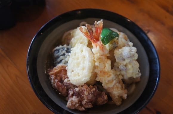 Chilled bukkake tempura udon covered with tempura