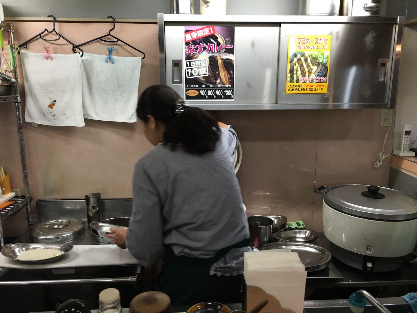 turban-curry-7.jpg Female staff efficiently preparing curry and toppings