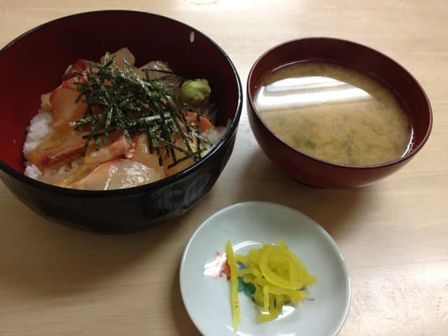 Dining area filling up with lunchtime customers